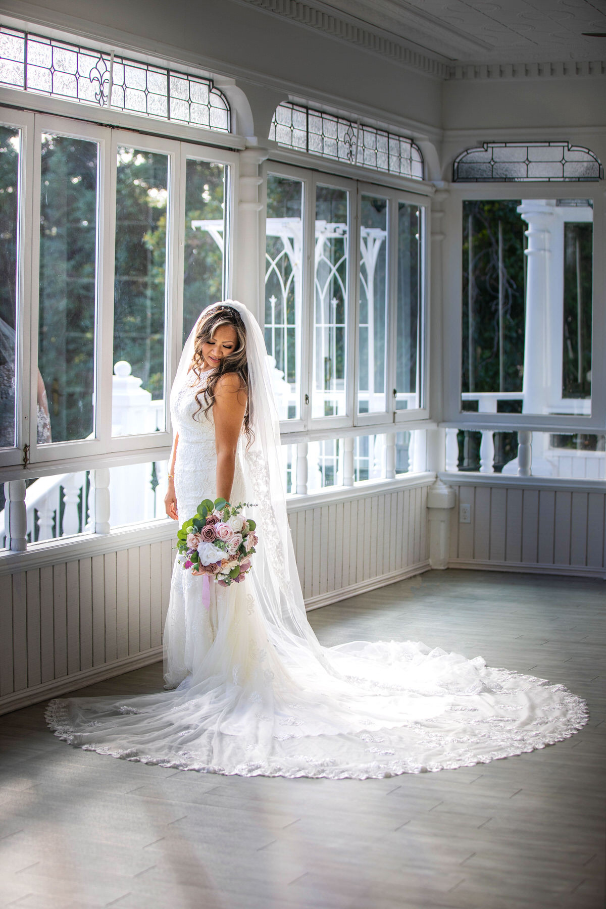 full-train-wedding-dress-sequoia-mansion-wedgewood-placerville full-train-wedding-dress-sequoia-mansion-wedgewood-placerville